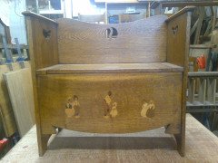 An Arts & Crafts Oak settle - Thumbnail 1