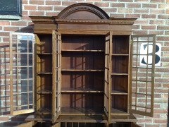 Howard and Sons. exquisite and fine quality (1/4 sawn) Oak breakfront bookcase - Thumbnail 19
