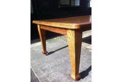 A Well-Crafted twelve seater Arts & Crafts extending Oak dining table with two extra leaves. - Thumbnail 4