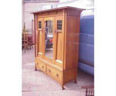 Harris Lebus. An Arts & Crafts Oak treble wardrobe in the Glasgow Style - Thumbnail 2