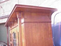 Harris Lebus. An Arts & Crafts Oak treble wardrobe in the Glasgow Style - Thumbnail 3