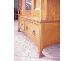 Harris Lebus. An Arts & Crafts Oak treble wardrobe in the Glasgow Style - Thumbnail 5