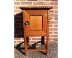 Waring & Gillow. An Arts & Crafts Oak bedside cabinet In the style of M. H. Baillie Scott - Thumbnail 1
