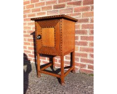 Waring & Gillow. An Arts & Crafts Oak bedside cabinet In the style of M. H. Baillie Scott - Thumbnail 2