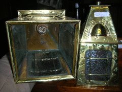 A pair and one other Arts & Crafts brass lantern - Thumbnail 4