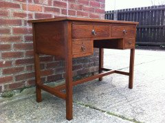 Wylie & Lochhead, attributed. A Good Quality Arts & Crafts Oak Four-drawer Kneehole Desk - Thumbnail 2