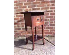 An Arts and Crafts Oak Bedside Cabinet in the Glasgow-Style - Thumbnail 2