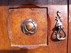 An Arts & Crafts Oak Bedside Cabinet in the Glasgow-Style - Thumbnail 3