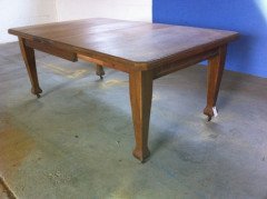 A good Arts & Crafts 1/4 sawn Oak extending dining table - Thumbnail 1