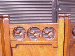 Arts & Crafts Folding Oak Firescreen with Stylised Ying Yang Carved Fretwork - Thumbnail 3