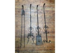A good set of four Arts & Crafts hand made fire utensils with dogs heads - Thumbnail 1