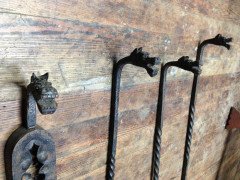 A good set of four Arts & Crafts hand made fire utensils with dogs heads - Thumbnail 2
