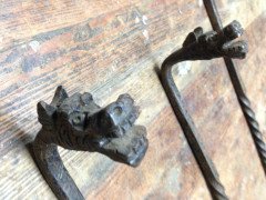 A good set of four Arts & Crafts hand made fire utensils with dogs heads - Thumbnail 3