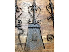 A good set of four Arts & Crafts hand made fire utensils with dogs heads - Thumbnail 8
