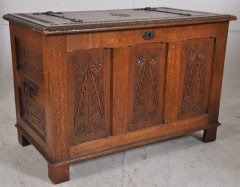 An Cotswold style Arts & Crafts Oak trunk with fine metalwork - Thumbnail 1