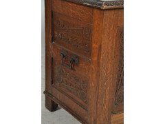 An Cotswold style Arts & Crafts Oak trunk with fine metalwork - Thumbnail 2