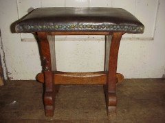 Thomas Gnomeman Whittaker. A good quality oak stool - Thumbnail 1