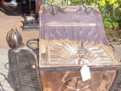 An Arts & Crafts copper and wrought iron coal bucket - Thumbnail 4