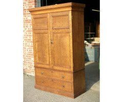 Lamb of Manchester. A compactum style wardrobe with castellated cornice - Thumbnail 2