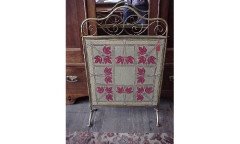 WAS Benson (manner). A brass handwrought fire screen with original Arts and Crafts Tapestry. - Thumbnail 1
