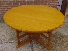 Heals of London. A good quality circular oak dining table - Thumbnail 1