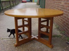 Heal's of London. A Well-Crafted circular Oak dining table - Thumbnail 2