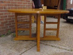 Heal's of London. A Well-Crafted circular Oak dining table - Thumbnail 3