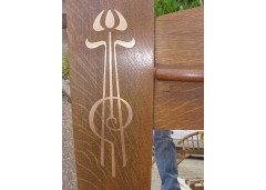 Liberty & Co. Attributed, a large Arts & Crafts Oak overmantle/mirror - Thumbnail 2