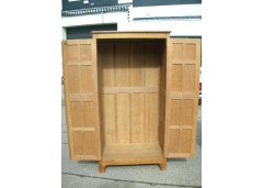 A wonderful quality Oak wardrobe with Adze detailing throughou - Thumbnail 5