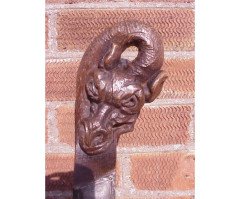 A Celtic Arts and Crafts carved oak settle with carved dragons to the tops - Thumbnail 11