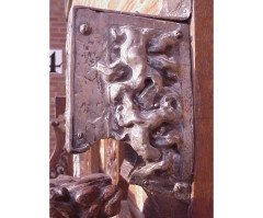 A Celtic Arts & Crafts carved Oak settle with carved dragons to the tops - Thumbnail 20