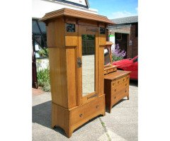 Harris Lebus. An Arts & Crafts Oak bedroom pair - Thumbnail 3