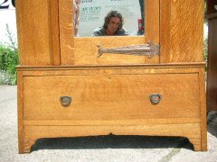 Harris Lebus. An Arts & Crafts Oak bedroom pair - Thumbnail 6