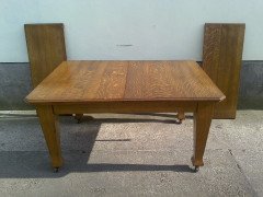 Thonet. A ten seater Arts & Crafts wind-out Oak dining table with beautiful figured grain. - Thumbnail 4