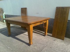 Thonet. A ten seater Arts & Crafts wind-out Oak dining table with beautiful figured grain. - Thumbnail 5
