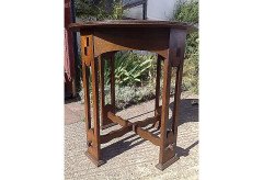 M. H. Baillie Scott, Style of. An Arts & Crafts Oak sidetable - Thumbnail 2