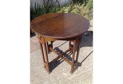M. H. Baillie Scott, Style of. An Arts & Crafts Oak sidetable - Thumbnail 3