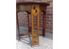 M. H. Baillie Scott, Style of. An Arts & Crafts Oak sidetable - Thumbnail 4