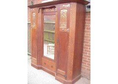 Shapland & Petter. An Arts & Crafts Oak treble wardrobe in the Glasgow Style - Thumbnail 2
