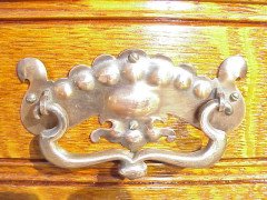 A Good Quality Arts & Crafts Oak Chest of Drawers with Stylised Copper Handles - Thumbnail 2