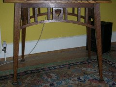 An Arts & Crafts Oak table - Thumbnail 2