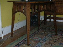 An Arts & Crafts Oak table - Thumbnail 3