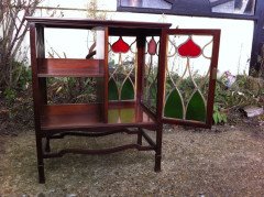 Shapland & Petter. An Arts & Crafts walnut side table cabinet - Thumbnail 3