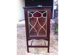 Shapland & Petter. An Arts & Crafts walnut side table cabinet - Thumbnail 5
