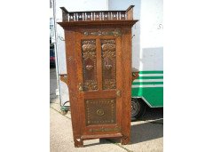 Shapland & Petter. A stunning Arts & Crafts Oak Hall Cupboard with an upper area for display - Thumbnail 1
