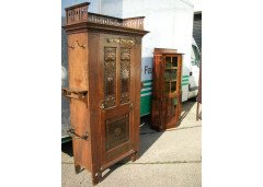 Shapland & Petter. A stunning Arts & Crafts Oak Hall Cupboard with an upper area for display - Thumbnail 2