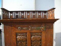 Shapland & Petter. A stunning Arts & Crafts Oak Hall Cupboard with an upper area for display - Thumbnail 3