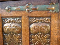 Shapland & Petter. A stunning Arts & Crafts Oak Hall Cupboard with an upper area for display - Thumbnail 7