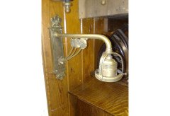 A single Arts & Crafts brass wall light - Thumbnail 3