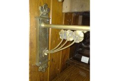 A single Arts & Crafts brass wall light - Thumbnail 4